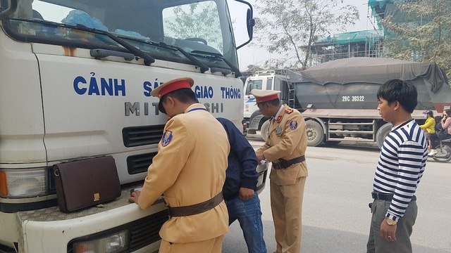 ha noi truy quet xe qua kho qua tai tren duong gom dai lo thang long