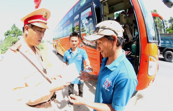 "Phạt công ích người vi phạm ATGT nhiều lần": Còn hơn cả bị phạt tiền phat cong ich nguoi vi pham atgt nhieu lan con hon ca bi phat tien