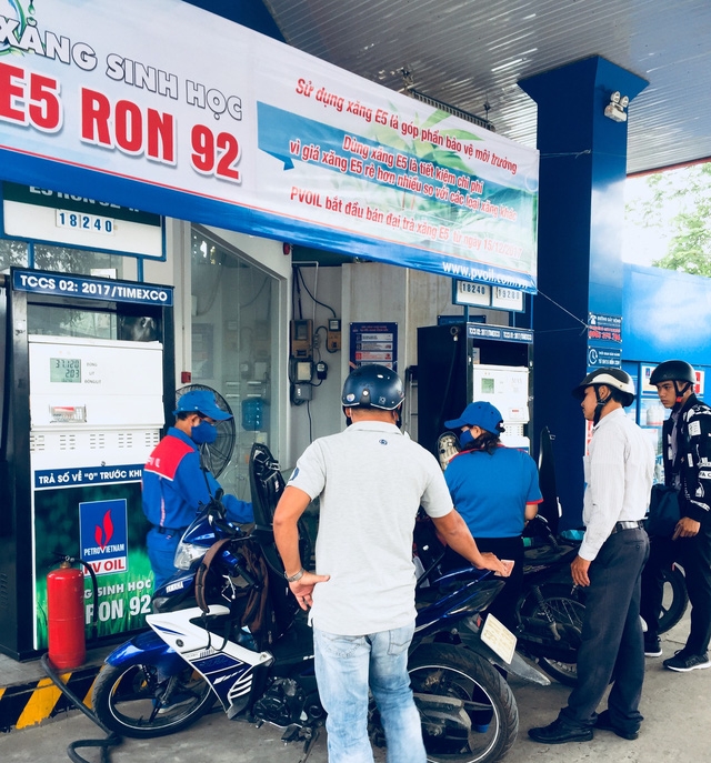 Xăng E5 bán đại trà, có doanh nghiệp bán giá rẻ hơn xăng thường 1.000 đồng/lít xang e5 ban dai tra co doanh nghiep ban gia re hon xang thuong 1000 donglit