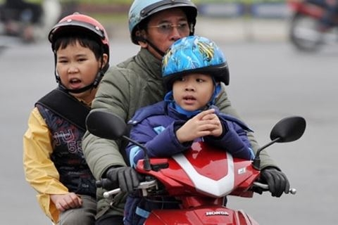 Cha mẹ chủ quan, đến 70% trẻ em chưa đội mũ bảo hiểm cha me chu quan den 70 tre em chua doi mu bao hiem