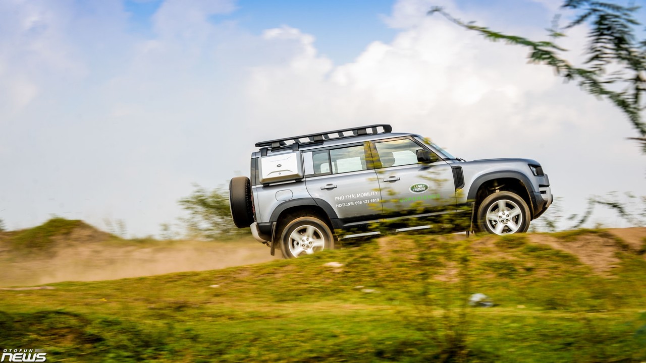Land Rover Defender - Biểu tượng của sức mạnh Land Rover Defender - Biểu tượng của sức mạnh