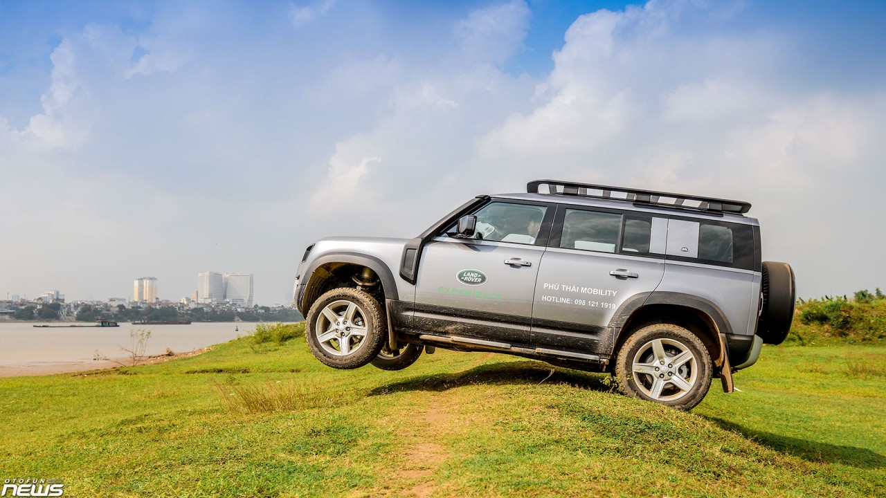 Land Rover Defender - Biểu tượng của sức mạnh Land Rover Defender - Biểu tượng của sức mạnh