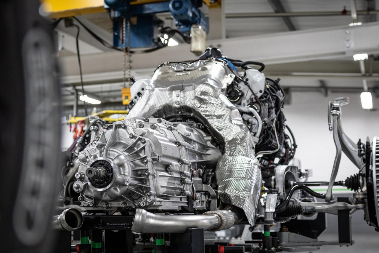 Bentley hé lộ bí mật đằng sau động cơ V8 mới