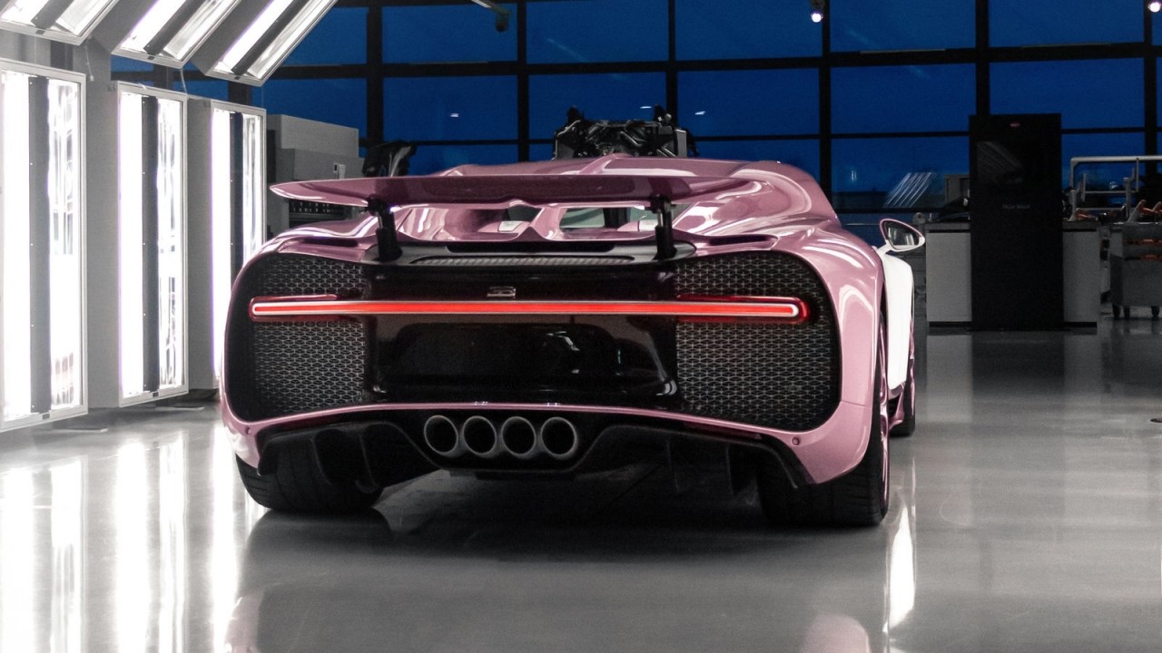 Chi 3,5 triệu USD mua Bugatti Chiron hồng độc nhất vô nhị tặng vợ dịp Valentine Chi 3,5 triệu USD mua Bugatti Chiron hồng độc nhất vô nhị tặng vợ dịp Valentine