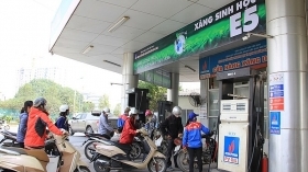 Hà Nội: Cây xăng "thay áo mới" sau ngày đầu triệt để thực hiện bán xăng E5