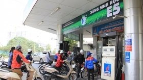 Hà Nội: Cây xăng "thay áo mới" sau ngày đầu triệt để thực hiện bán xăng E5