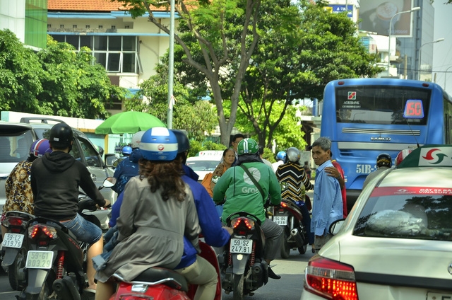 Đi bộ sai luật có thể bị phạt tù: Người đi bộ ngỡ ngàng! di bo sai luat co the bi phat tu nguoi di bo ngo ngang