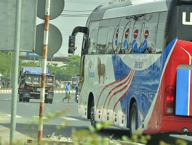 Đi bộ sai luật có thể bị phạt tù: Người đi bộ ngỡ ngàng! di bo sai luat co the bi phat tu nguoi di bo ngo ngang