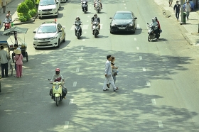 Đi bộ sai luật có thể bị phạt tù: Người đi bộ ngỡ ngàng! di bo sai luat co the bi phat tu nguoi di bo ngo ngang