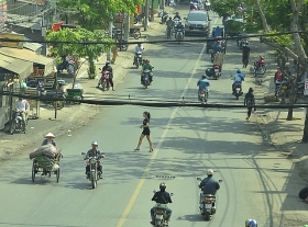 Đi bộ sai luật có thể bị phạt tù: Người đi bộ ngỡ ngàng! di bo sai luat co the bi phat tu nguoi di bo ngo ngang