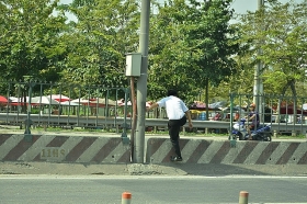 Đi bộ sai luật có thể bị phạt tù: Người đi bộ ngỡ ngàng! di bo sai luat co the bi phat tu nguoi di bo ngo ngang