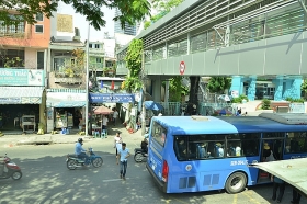 Đi bộ sai luật có thể bị phạt tù: Người đi bộ ngỡ ngàng! di bo sai luat co the bi phat tu nguoi di bo ngo ngang