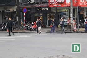 Đi bộ sai luật có thể bị phạt tù: Người đi bộ ngỡ ngàng! di bo sai luat co the bi phat tu nguoi di bo ngo ngang