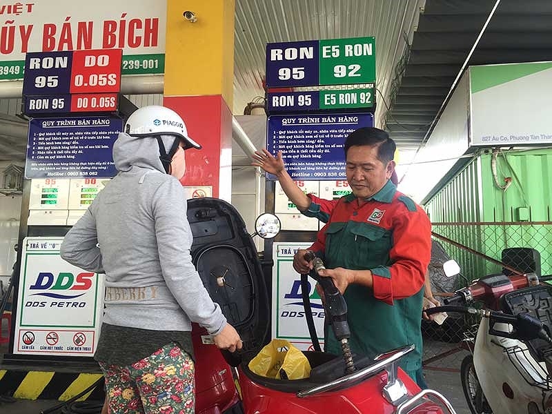 Bức xúc vì xăng A95 tăng giá "thần tốc" buc xuc vi xang a95 tang gia than toc