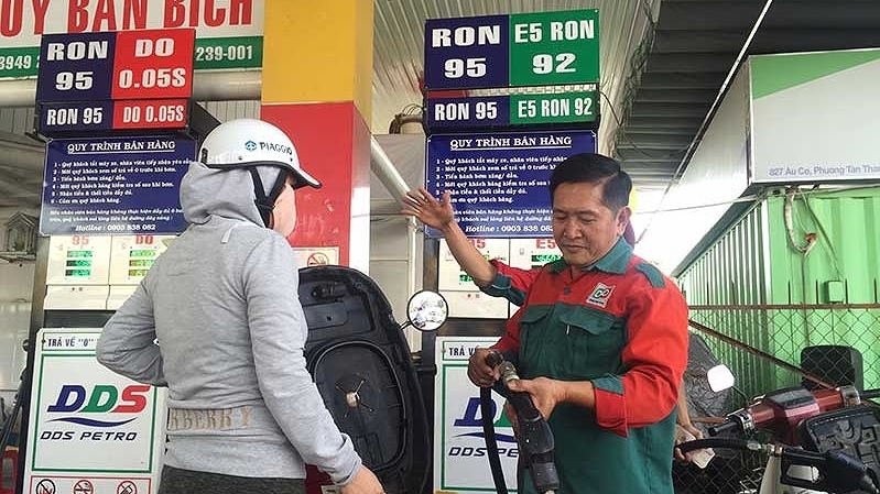 Bức xúc vì xăng A95 tăng giá "thần tốc"