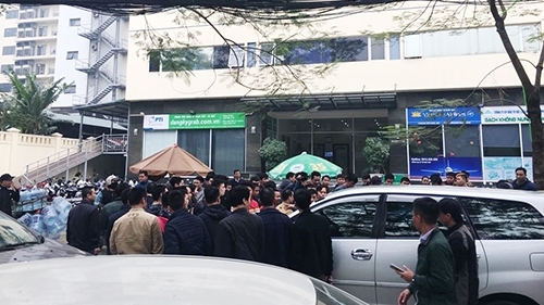 Hàng trăm tài xế Uber, Grab tập trung phản đối tăng chiết khấu