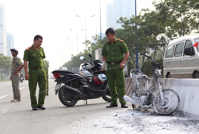 Xe máy bốc cháy ngùn ngụt khi đang chạy trên xa lộ Hà Nội xe may boc chay ngun ngut khi dang chay tren xa lo ha noi
