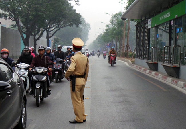 Hà Nội ra quân xử phạt ô tô, xe máy lấn làn buýt nhanh ha noi ra quan xu phat o to xe may lan lan buyt nhanh