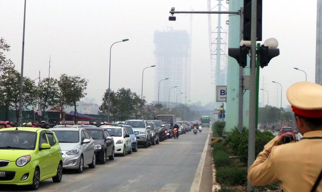 Hà Nội ra quân xử phạt ô tô, xe máy lấn làn buýt nhanh ha noi ra quan xu phat o to xe may lan lan buyt nhanh