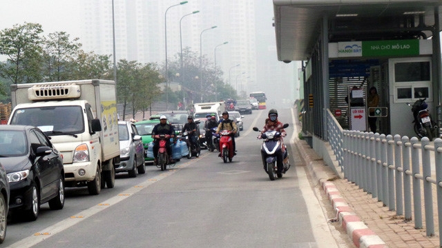 Hà Nội ra quân xử phạt ô tô, xe máy lấn làn buýt nhanh ha noi ra quan xu phat o to xe may lan lan buyt nhanh