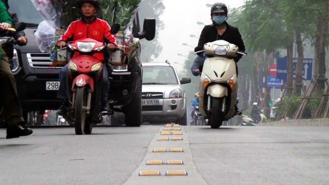 Hà Nội ra quân xử phạt ô tô, xe máy lấn làn buýt nhanh ha noi ra quan xu phat o to xe may lan lan buyt nhanh