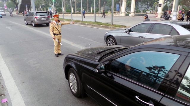 Hà Nội ra quân xử phạt ô tô, xe máy lấn làn buýt nhanh ha noi ra quan xu phat o to xe may lan lan buyt nhanh