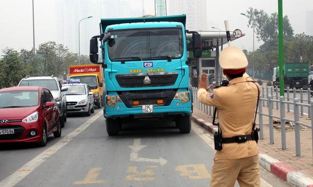 Hà Nội ra quân xử phạt ô tô, xe máy lấn làn buýt nhanh ha noi ra quan xu phat o to xe may lan lan buyt nhanh