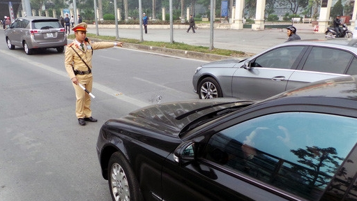 Hà Nội ra quân xử phạt ô tô, xe máy lấn làn buýt nhanh