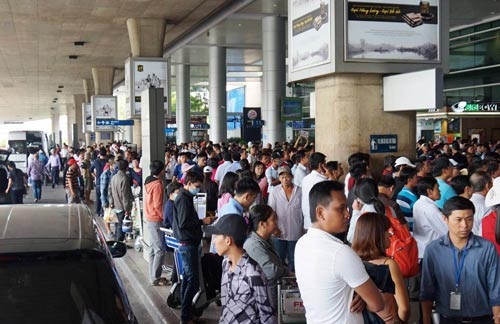 Chôn chân tại bến xe, sân bay ngày Tết chon chan tai ben xe san bay ngay tet