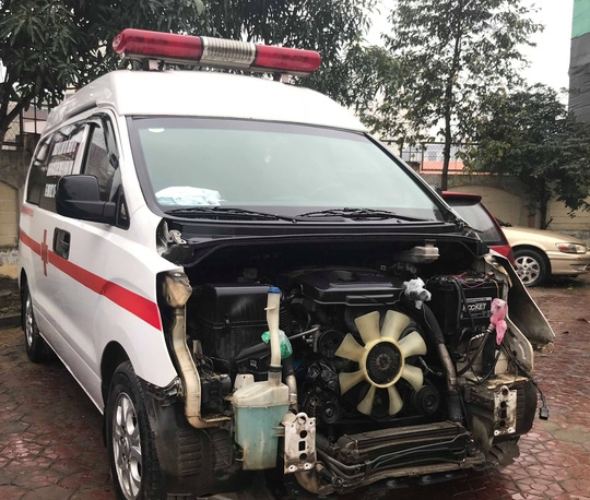 Xe cứu thương tông 3 người một gia đình nguy kịch, tài xế lái xe bỏ trốn xe cuu thuong tong 3 nguoi mot gia dinh nguy kich tai xe lai xe bo tron