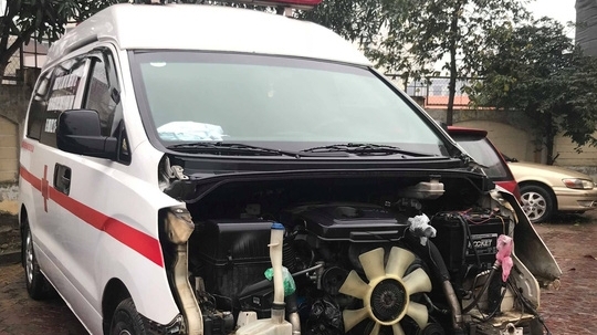 Xe cứu thương tông 3 người một gia đình nguy kịch, tài xế lái xe bỏ trốn