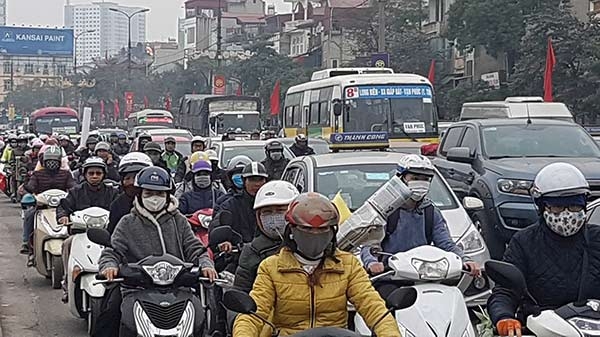 Dân đổ về quê nghỉ Tết, bến xe vắng chưa từng thấy dan do ve que nghi tet ben xe vang chua tung thay