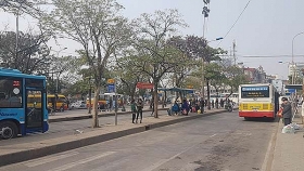 Dân đổ về quê nghỉ Tết, bến xe vắng chưa từng thấy dan do ve que nghi tet ben xe vang chua tung thay