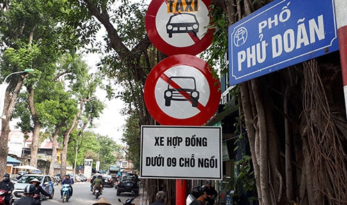 Đề xuất cấm xe hợp đồng dưới 9 chỗ hoạt động trên 11 tuyến phố de xuat cam xe hop dong duoi 9 cho hoat dong tren 11 tuyen pho