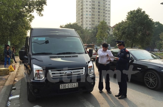 xe vip nup bong xe hop dong vao noi do don tra khach