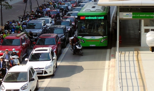 Hà Nội sẽ thí điểm cho xe buýt thường đi vào làn buýt nhanh BRT ha noi se thi diem cho xe buyt thuong di vao lan buyt nhanh brt