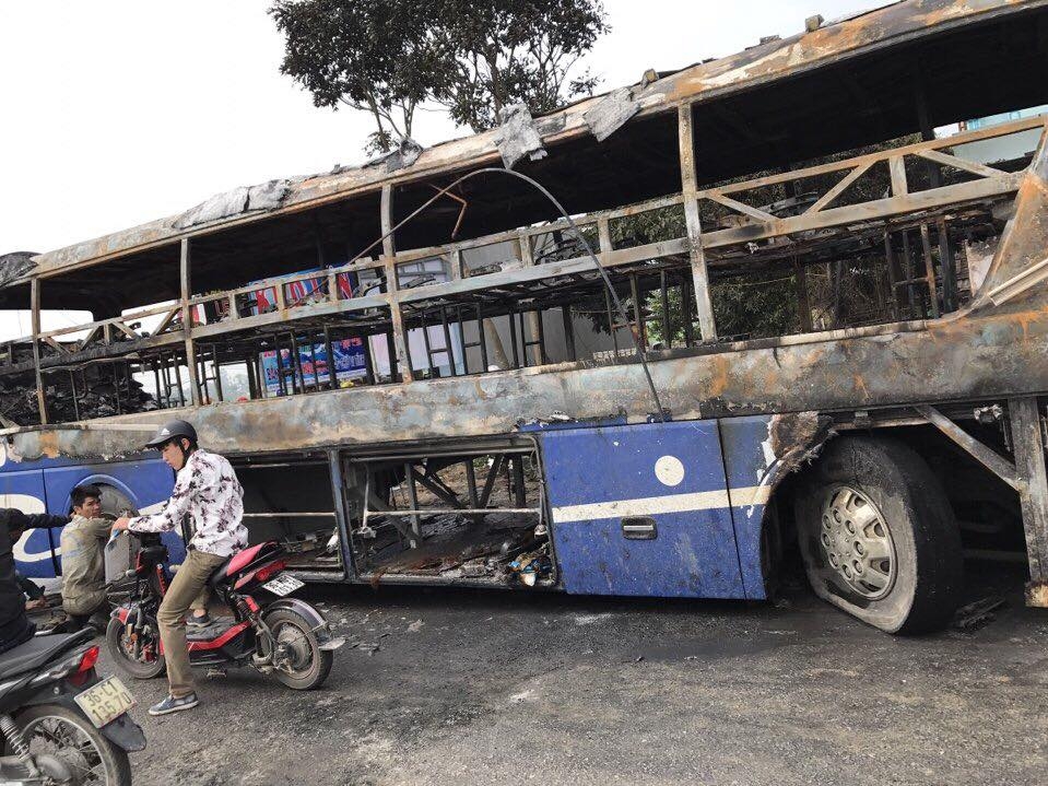 Tránh người đi đường, xe khách va chạm xe công dẫn đến phát hỏa tranh nguoi di duong xe khach va cham xe cong dan den phat hoa