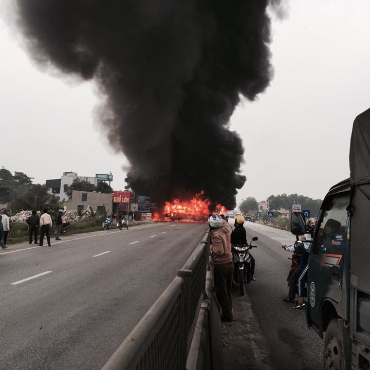 Tránh người đi đường, xe khách va chạm xe công dẫn đến phát hỏa tranh nguoi di duong xe khach va cham xe cong dan den phat hoa