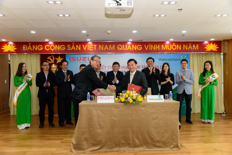 isuzu viet nam va vietcombank ki ket hop tac chien luoc