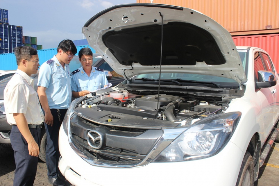 Theo thuế giảm, ô tô ùn ùn nhập khẩu qua cảng TP.HCM theo thue giam o to un un nhap khau qua cang tphcm