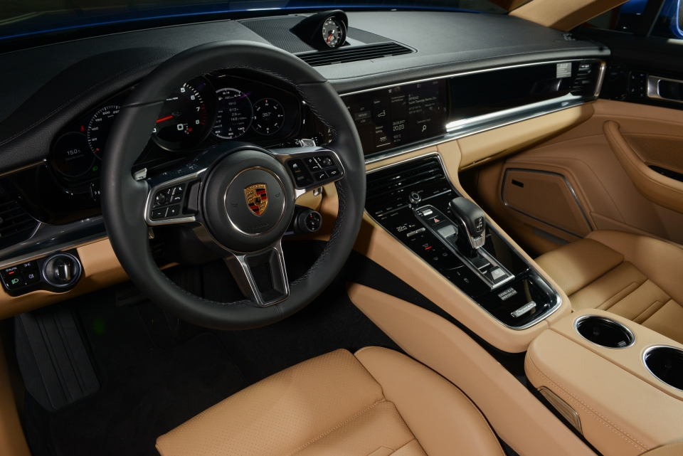 porsche to chuc chuong trinh trai nghiem panamera tai dai loan