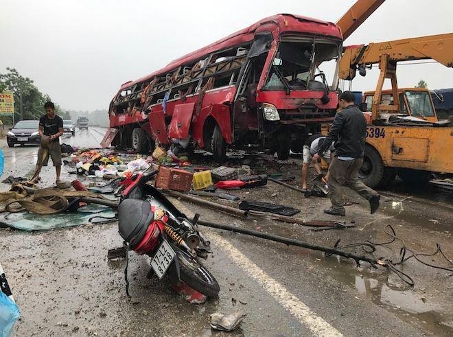Tai nạn kinh hoàng trên quốc lộ 1A, 2 người tử vong tai nan kinh hoang tren quoc lo 1a 2 nguoi tu vong