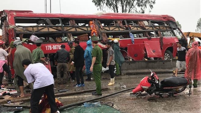 Tai nạn kinh hoàng trên quốc lộ 1A, 2 người tử vong tai nan kinh hoang tren quoc lo 1a 2 nguoi tu vong