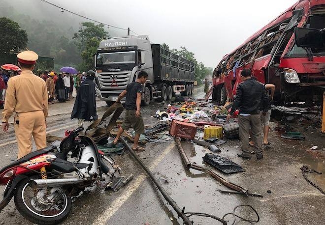 Tai nạn kinh hoàng trên quốc lộ 1A, 2 người tử vong tai nan kinh hoang tren quoc lo 1a 2 nguoi tu vong