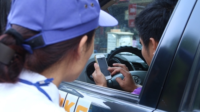 Hà Nội: Người dân còn bỡ ngỡ trải nghiệm iParking
