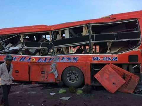 Xe tải tông trực diện xe khách, 10 người tử vong xe tai tong truc dien xe khach 10 nguoi tu vong