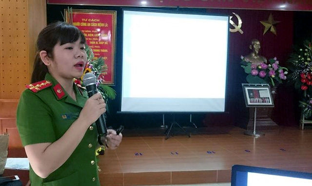 Cảnh sát Giao thông “vạch” thủ đoạn làm giả giấy tờ xe canh sat giao thong vach thu doan lam gia giay to xe