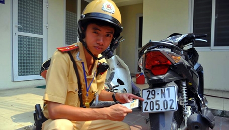 Cảnh sát Giao thông “vạch” thủ đoạn làm giả giấy tờ xe canh sat giao thong vach thu doan lam gia giay to xe
