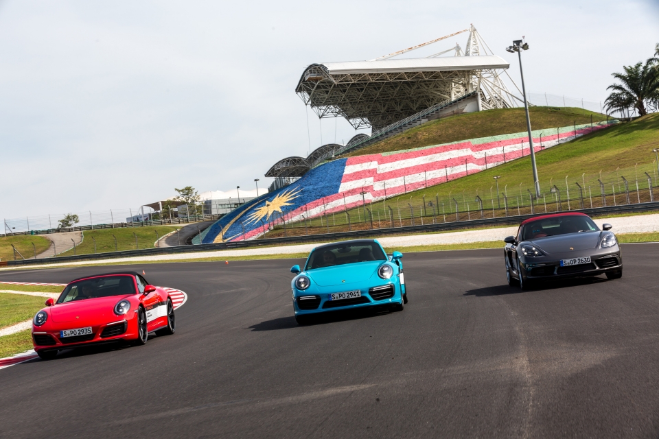 Mua Porsche, cầm lái trải nghiệm trường đua F1 Sepang (Malaysia) mua porsche cam lai trai nghiem truong dua f1 sepang malaysia