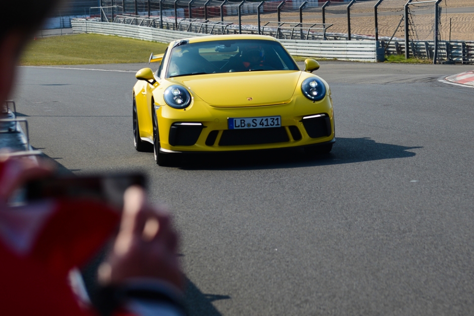 Porsche 911 GT3 tự phá vỡ kỷ lục trên đường đua Nürburgring porsche 911 gt3 tu pha vo ky luc tren duong dua n rburgring